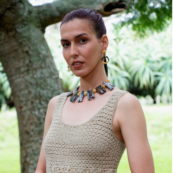 Gargantilla nácar con hilos de oro